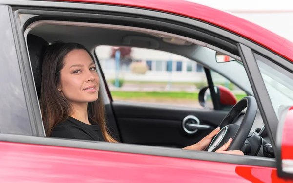 Mulher bonita dirigindo um carro. — Fotografia de Stock