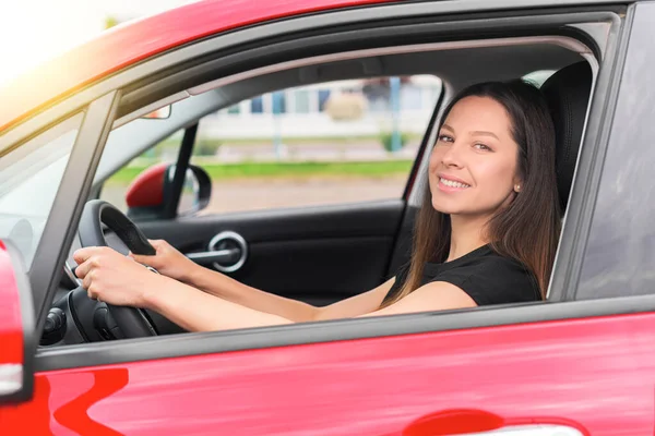Mooie jonge vrouw rijden een auto. — Stockfoto