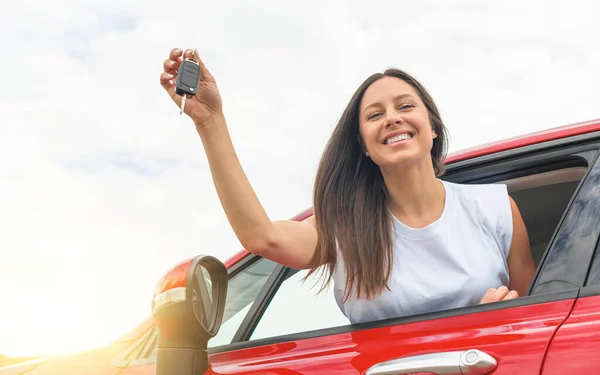 Attraktiv ung kvinna visar nycklarna till bilen. — Stockfoto