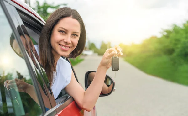 Çekici genç bayan arabanın anahtarlarını gösteriyor.. — Stok fotoğraf