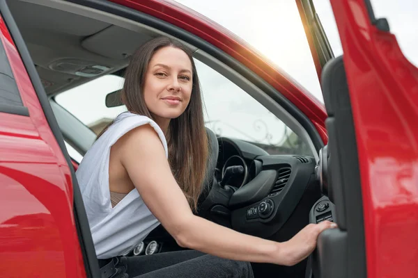 Hermosa joven abre la puerta del coche. —  Fotos de Stock