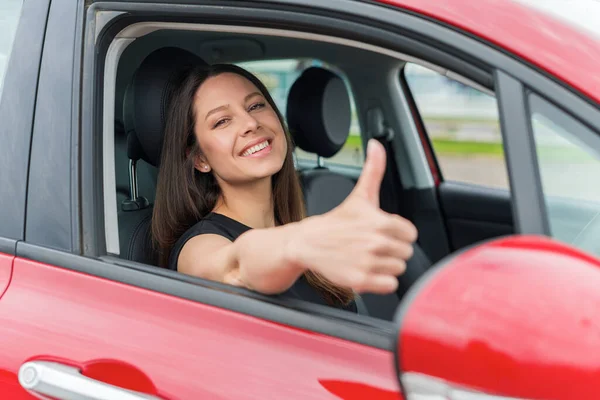 汽车里漂亮的女人竖起大拇指. — 图库照片