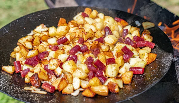 Sült burgonya tűzön vagy grillsütőn. — Stock Fotó