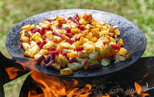 Sült burgonya tűzön vagy grillsütőn. — Stock Fotó