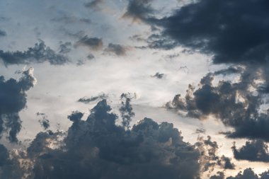 Soyut arkaplan olarak dramatik bulutlu gökyüzü.