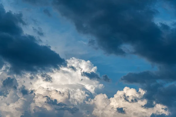 Dramatisk molnig himmel som abstrakt bakgrund. — Stockfoto