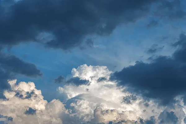 Dramatisk molnig himmel som abstrakt bakgrund. — Stockfoto