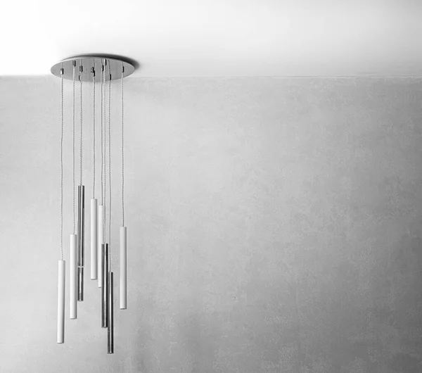 Suspension lampe moderne sur un mur. — Photo
