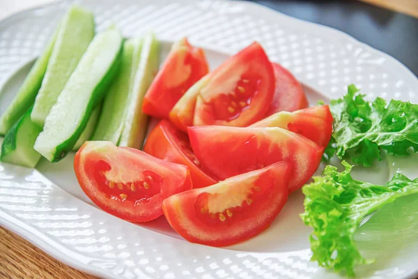 ダイニングテーブルの上の野菜サラダと前菜. — ストック写真
