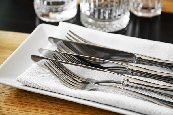 Servire con forchette e coltelli sul tavolo. — Foto Stock