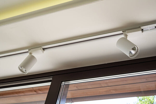 Современные лампы под потолком.