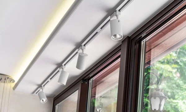 Lampes modernes sous le plafond. — Photo