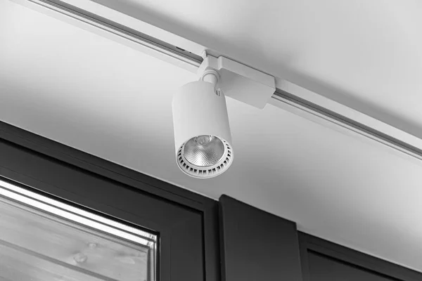 Moderne lampen onder het plafond. — Stockfoto