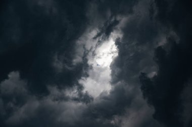 Fırtınadan önce kara bulutlar