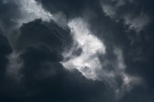 천둥 번개가 치기 전의 먹구름 — 스톡 사진