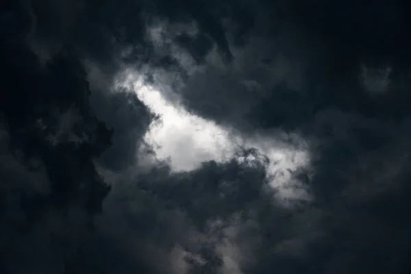 Mörka moln före åskväder — Stockfoto