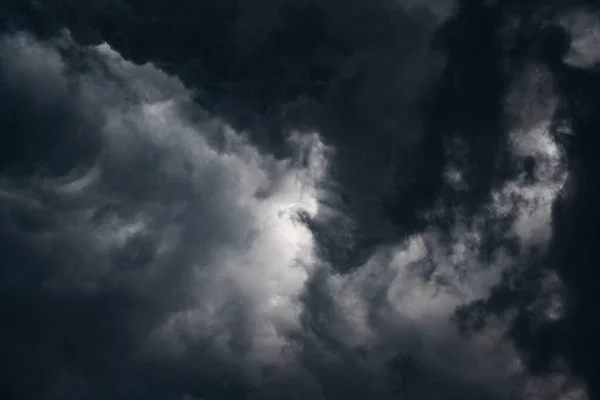 Nuvens escuras antes de uma tempestade de trovões — Fotografia de Stock