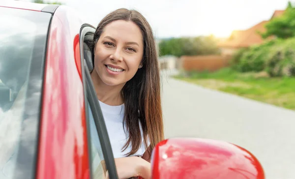 Schöne junge Frau am Steuer eines Autos. — Stockfoto