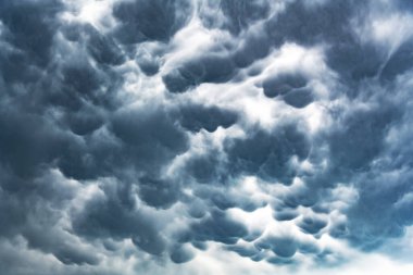 Soyut arkaplan olarak dramatik bulutlu gökyüzü.