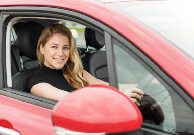 Mutlu, güzel bir kadın araba kullanıyor..