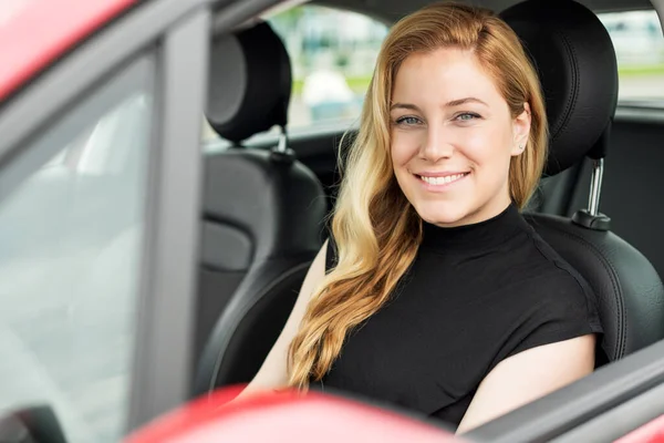 Feliz hermosa mujer conduce un coche. —  Fotos de Stock