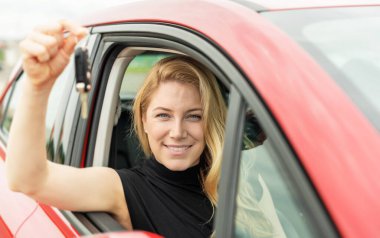Çekici genç bayan arabanın anahtarlarını gösteriyor..