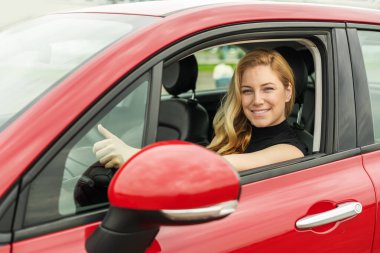 Mutlu, güzel bir kadın araba kullanıyor..