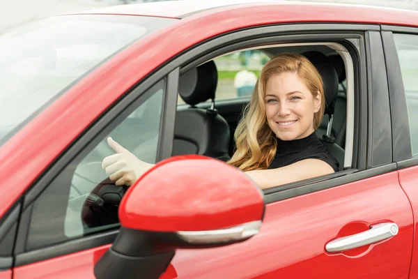 Šťastná krásná žena řídí auto. — Stock fotografie