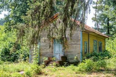 Terk edilmiş eski ahşap ev.