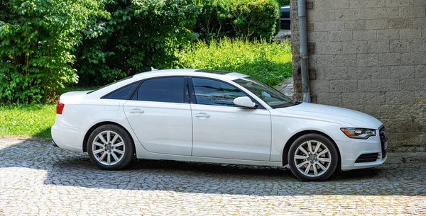 El Audi A6 C7 blanco está aparcado cerca del edificio. — Foto de Stock