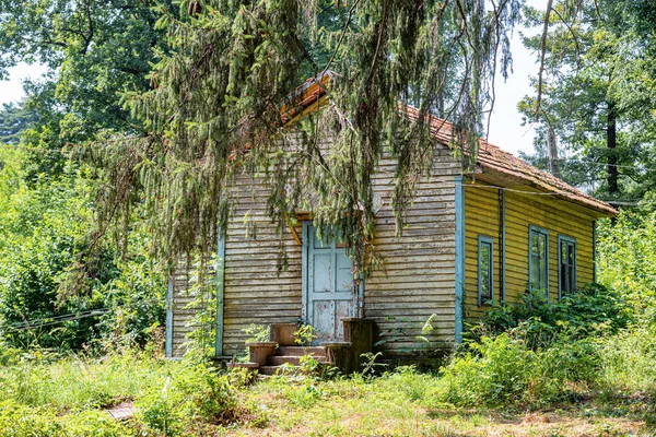 Stary opuszczony drewniany dom. — Zdjęcie stockowe