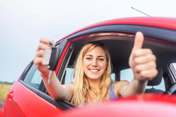 Atrakcyjna młoda kobieta pokazuje kluczyki do samochodu. — Zdjęcie stockowe