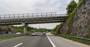 Hırvatistan 'ın Rijeka kentinde otoyol köprüsü ve arabalar yolda.