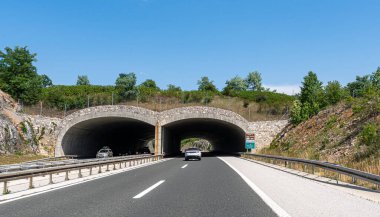 Hırvatistan 'ın Rijeka kentinde ekspres yolda tünel var.