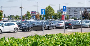 Hırvatistan 'ın Zagreb kentinde büyük araba parkı.