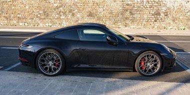 Porsche Carrera S Zadar, Dalmaçya, Hırvatistan 'da bir şehir otoparkında.