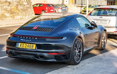 Porsche Carrera S Zadar, Dalmaçya, Hırvatistan 'da bir şehir otoparkında.
