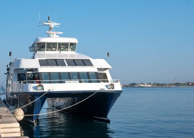 Marinada büyük bir katamaran var..