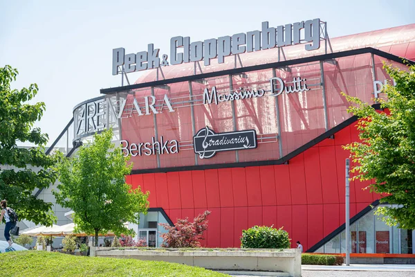 Arena Center, огромный гипермаркет в Загребе, Хорватия. — стоковое фото