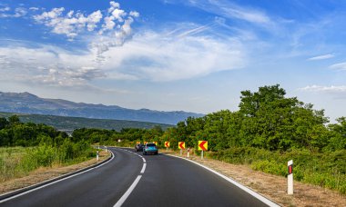 Manzaralı yol. Yol muhteşem bir doğal manzara ile çevrilidir..