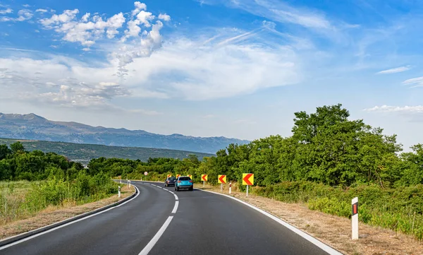 Manzaralı yol. Yol muhteşem bir doğal manzara ile çevrilidir..