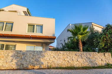 Villa ve palmiye ağaçları.