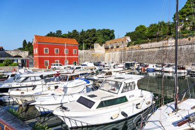 Hırvatistan 'ın Dalmaçya kentindeki Zadar marinasında eğlence ve balıkçı tekneleri.