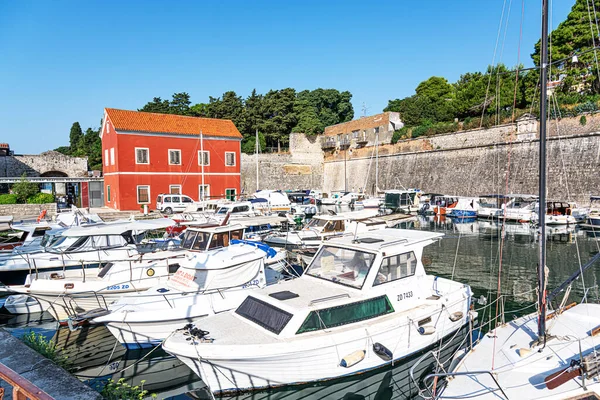 クロアチアのダルマチア、ザダルのマリーナでの喜びと漁船. — ストック写真