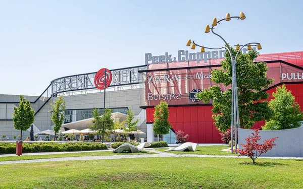 Arena Center, a huge hypermarket in Zagreb, Croatia. — Stock Photo, Image