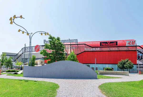 Arena Center, огромный гипермаркет в Загребе, Хорватия. — стоковое фото