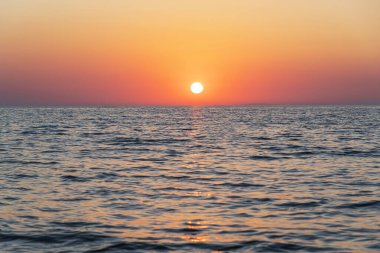 Denizin üzerinde güzel bir gün batımı.
