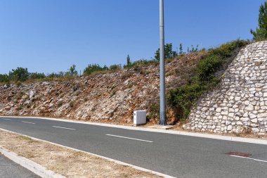 Şehir dışındaki arabalar için boş yol.