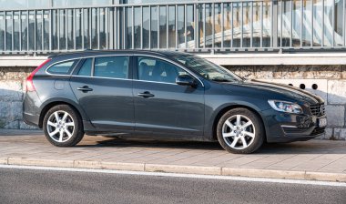 Hırvatistan 'ın Zadar kentindeki otoparkta Volvo arabası.
