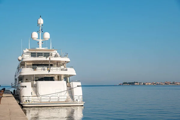 Gran catamarán en el puerto deportivo. — Foto de Stock